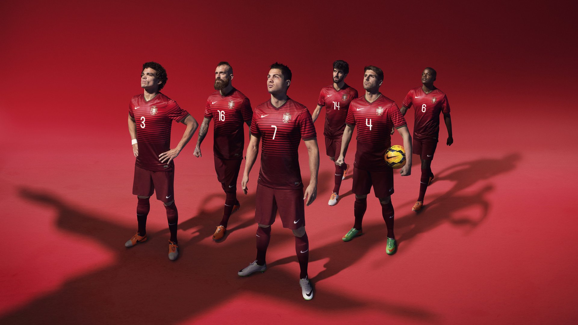 “高新体育中心:羽毛球选手们上演极限对决”